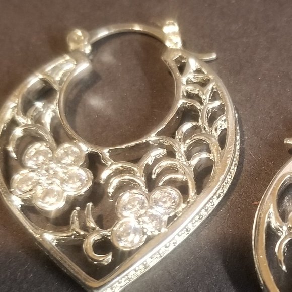 Stunning Silver and White Crystal Earrings---Exceptional Detailing!! - Picture 3 of 4